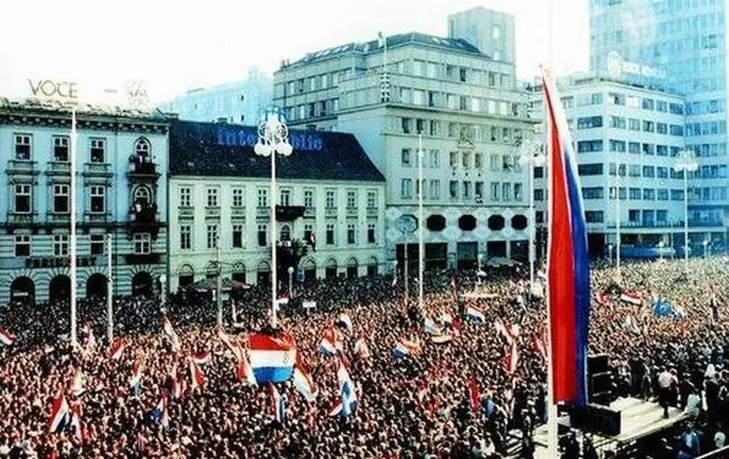 Trg Republike (današnji trg bana jelačića) 30. svibnja 1990. godine